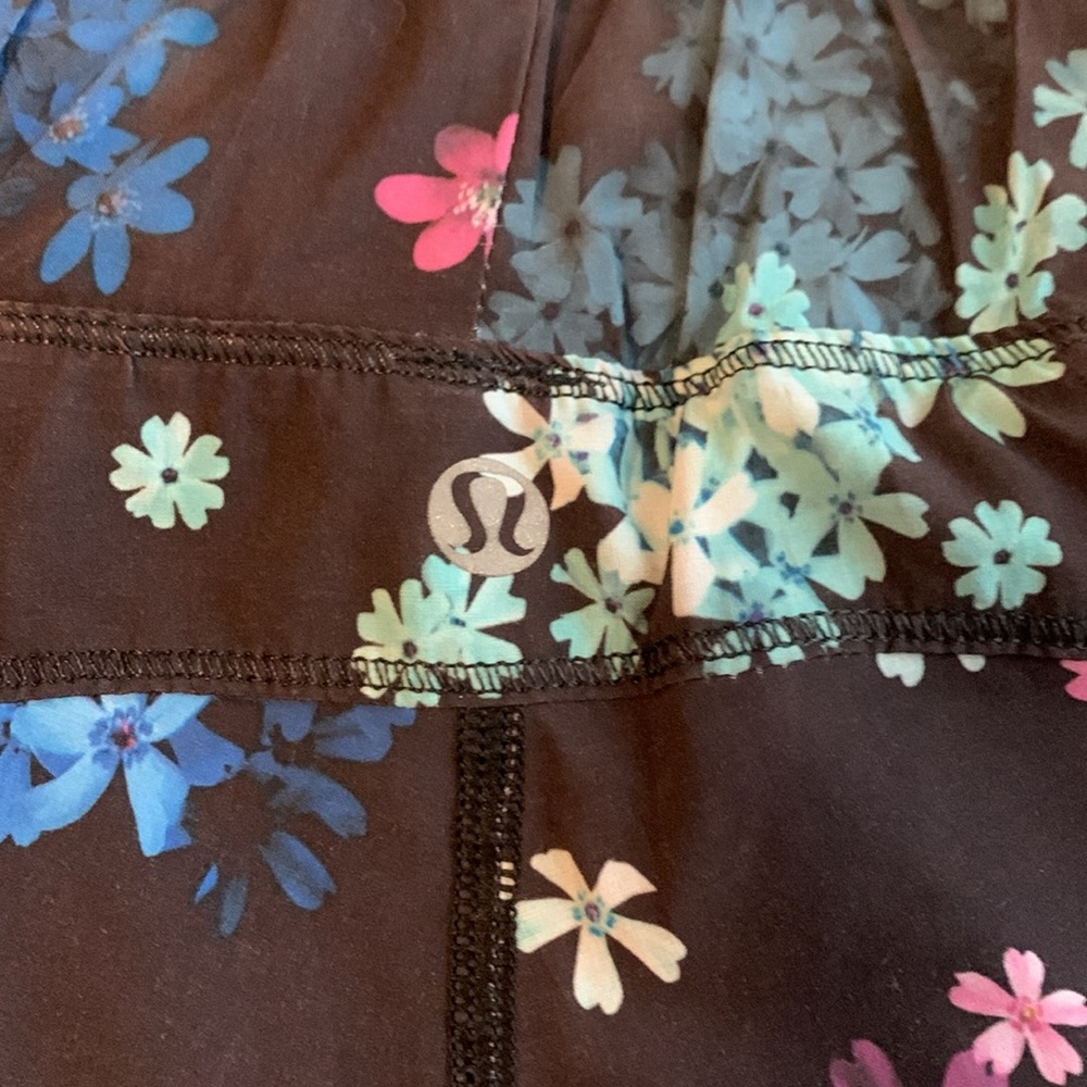 LuluLemon Black Floral Shorts w/ boyshorts
Good Condition, Size 4 - Picture 5 of 5